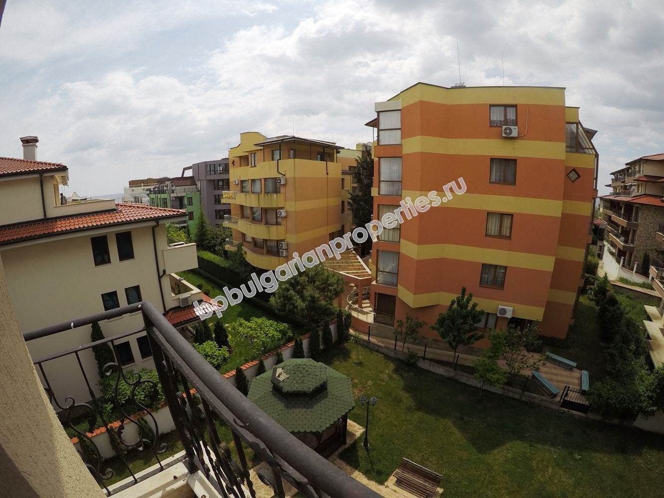 Новая трехкомнатная квартира на продажу недалеко от пляжа в курорте Равда