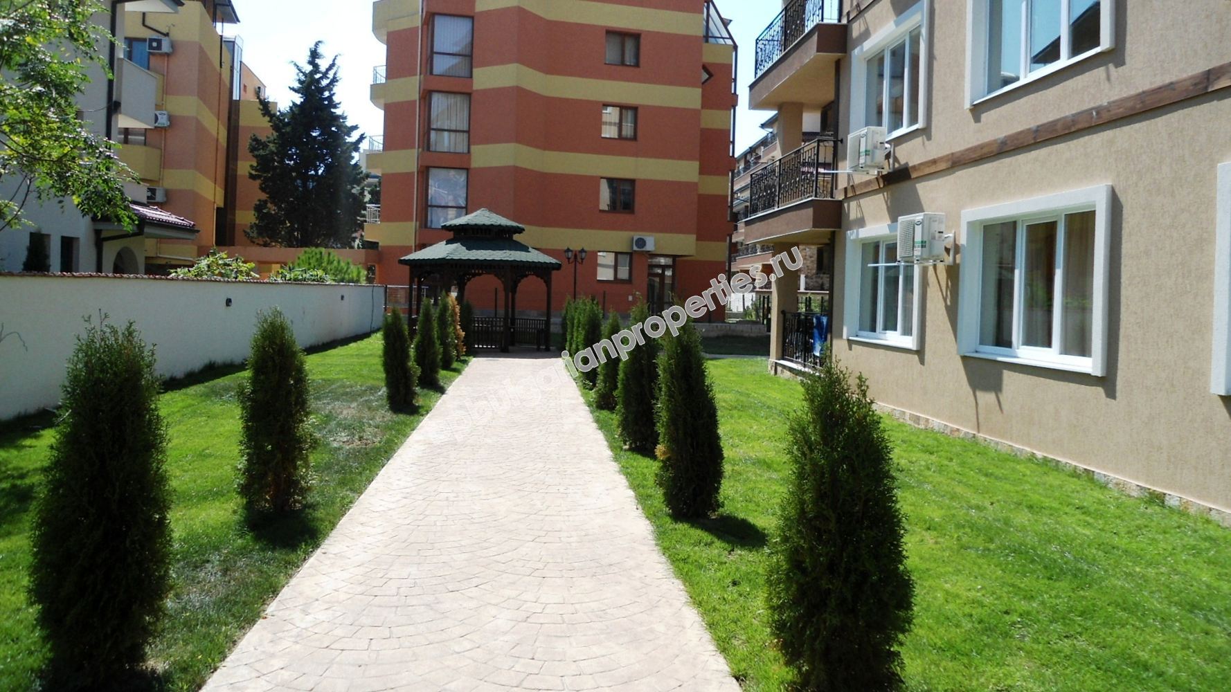 Новая трехкомнатная квартира на продажу недалеко от пляжа в курорте Равда