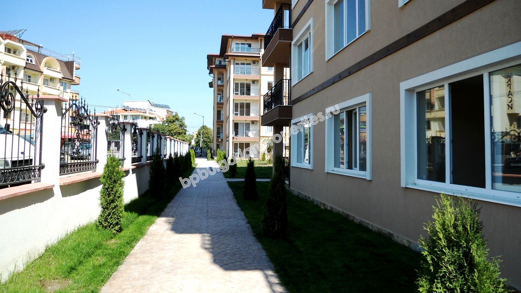 Новая трехкомнатная квартира на продажу недалеко от пляжа в курорте Равда