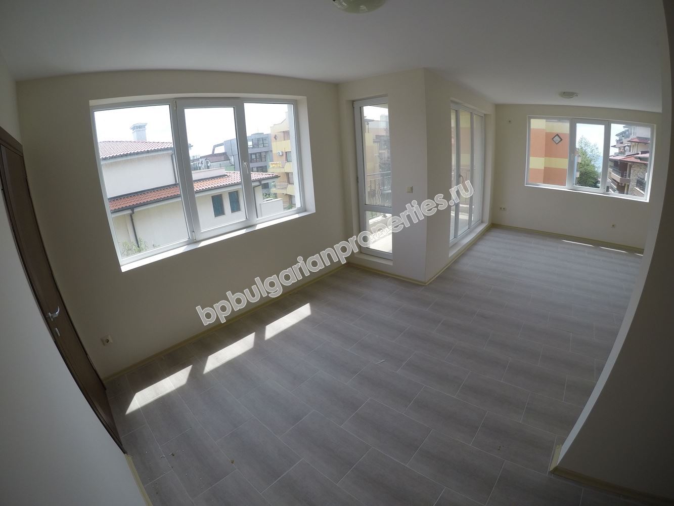 Новая трехкомнатная квартира на продажу недалеко от пляжа в курорте Равда