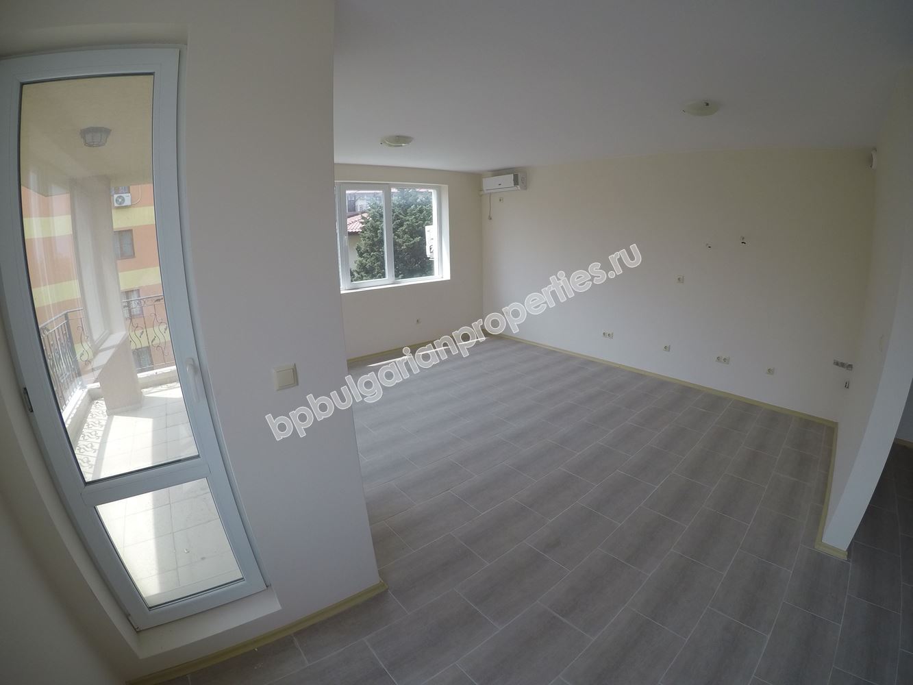 Новая трехкомнатная квартира на продажу недалеко от пляжа в курорте Равда