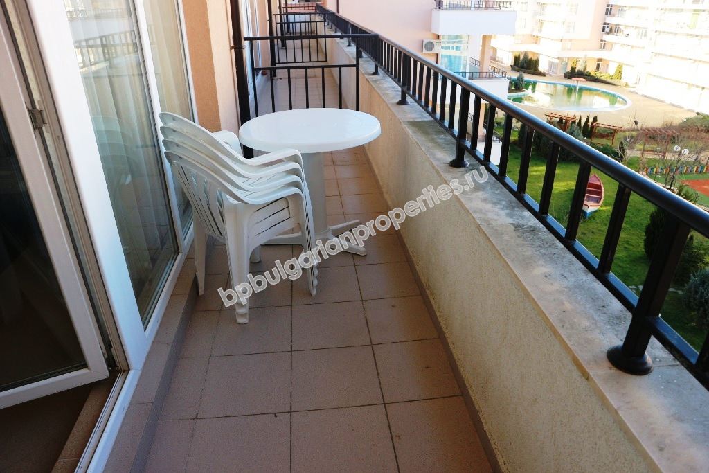 Просторная меблированная студия на продажу в центре курорта Солнечный Берег