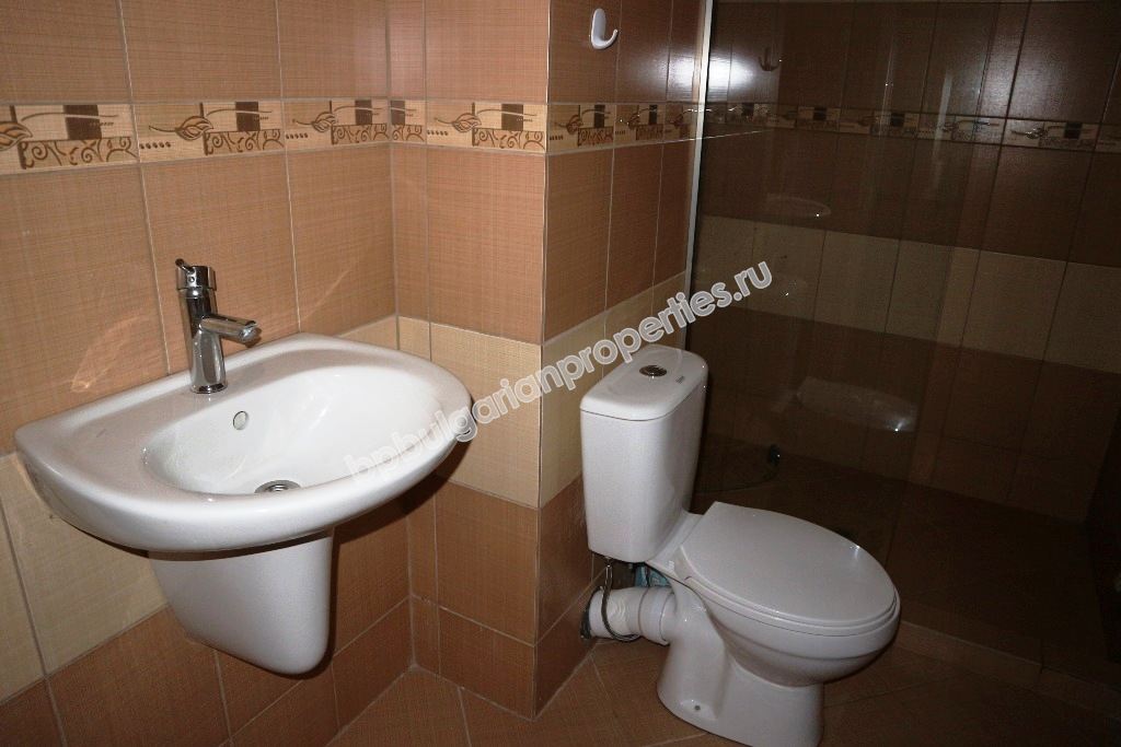 Просторная меблированная студия на продажу в центре курорта Солнечный Берег