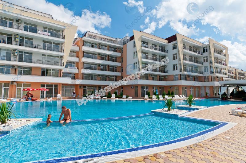 Просторная меблированная студия на продажу в центре курорта Солнечный Берег