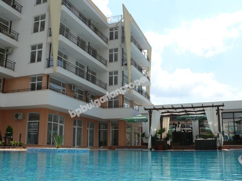 Просторная меблированная студия на продажу в центре курорта Солнечный Берег