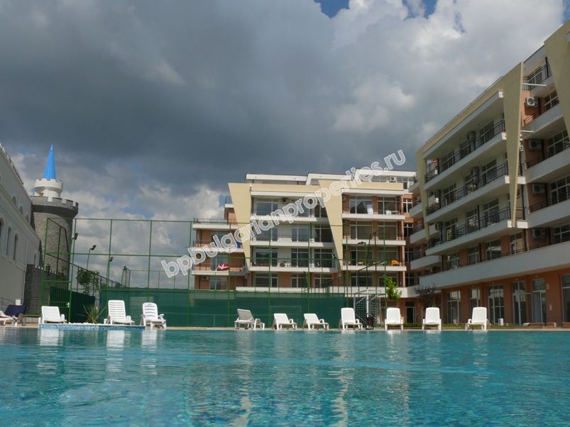 Просторная меблированная студия на продажу в центре курорта Солнечный Берег