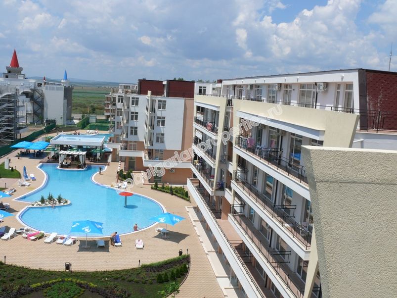 Просторная меблированная студия на продажу в центре курорта Солнечный Берег