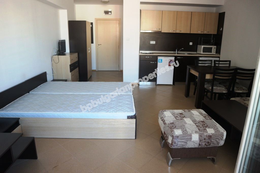 Просторная меблированная студия на продажу в центре курорта Солнечный Берег