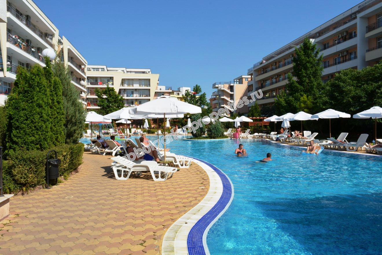 Просторная меблированная студия на продажу в центре курорта Солнечный Берег