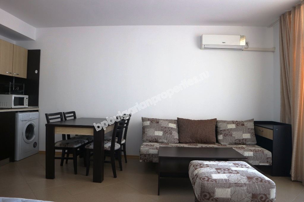 Просторная меблированная студия на продажу в центре курорта Солнечный Берег