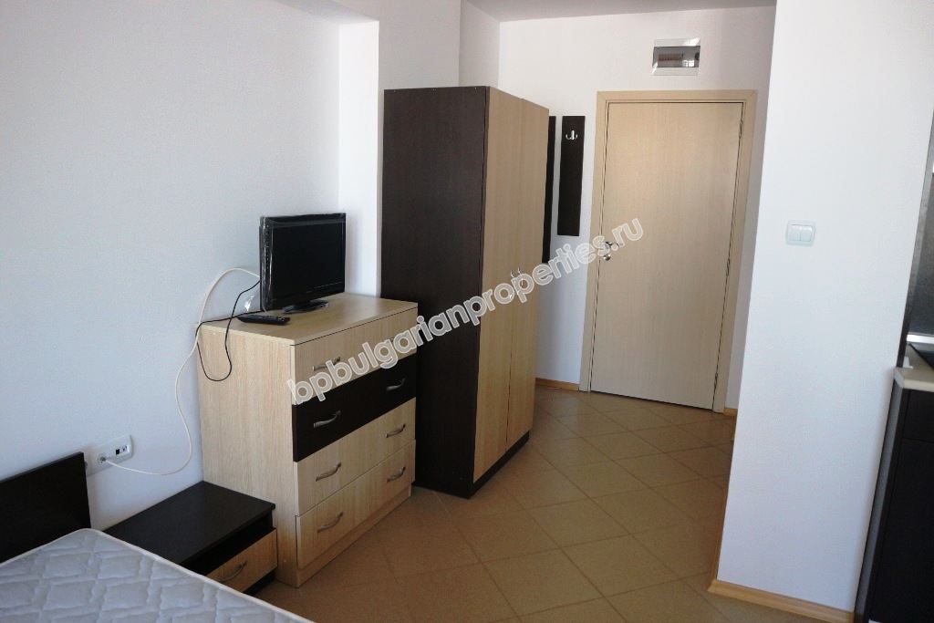 Просторная меблированная студия на продажу в центре курорта Солнечный Берег