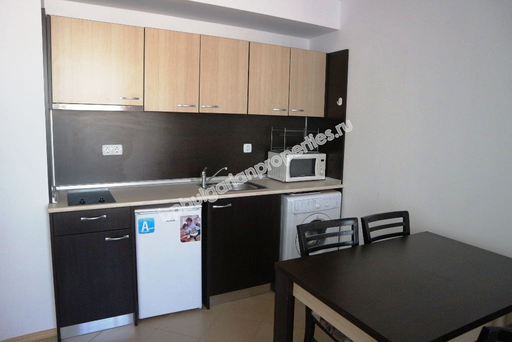 Просторная меблированная студия на продажу в центре курорта Солнечный Берег