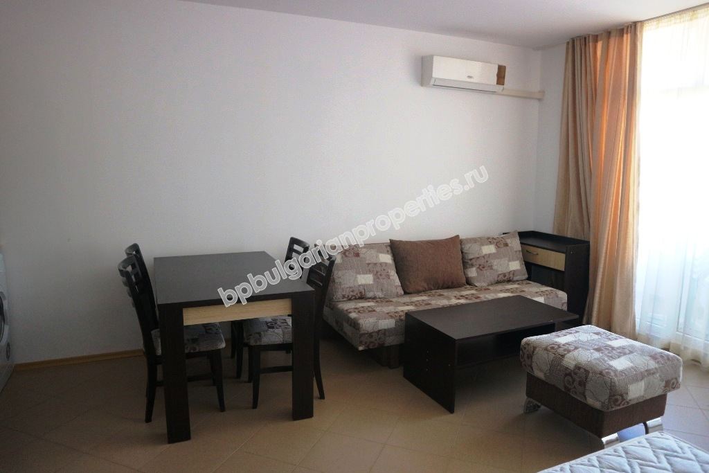 Просторная меблированная студия на продажу в центре курорта Солнечный Берег