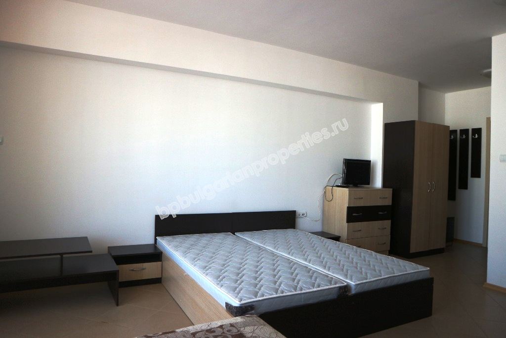 Просторная меблированная студия на продажу в центре курорта Солнечный Берег