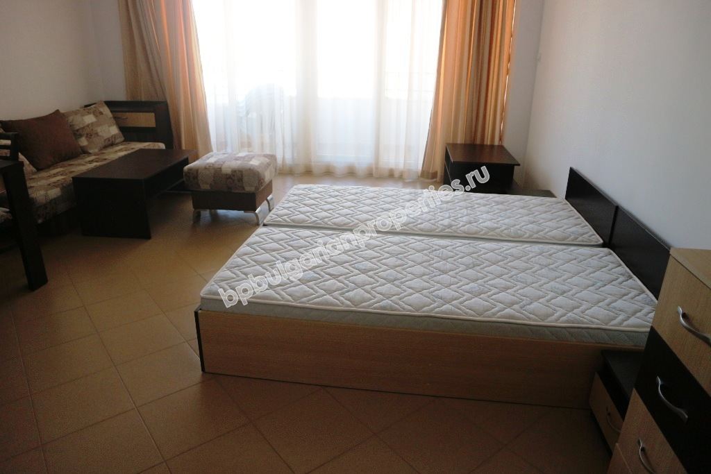 Просторная меблированная студия на продажу в центре курорта Солнечный Берег