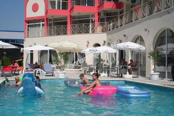 Продажа большой меблированной студии рядом с пляжем в курорте Солнечный берег