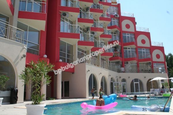 Продажа большой меблированной студии рядом с пляжем в курорте Солнечный берег