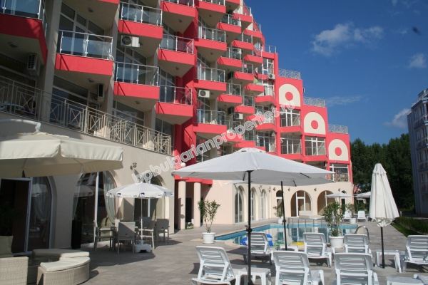 Продажа большой меблированной студии рядом с пляжем в курорте Солнечный берег