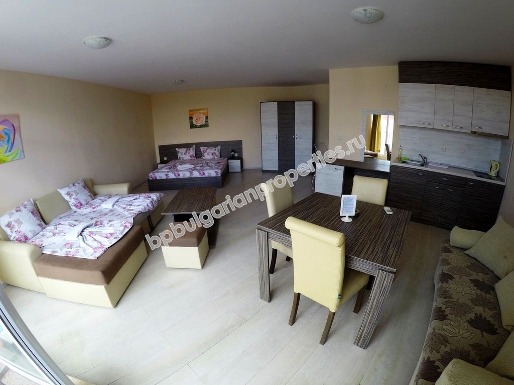 Продажа большой меблированной студии рядом с пляжем в курорте Солнечный берег