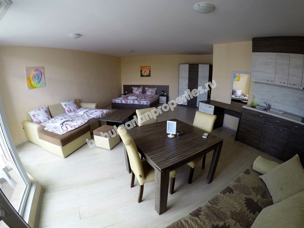 Продажа большой меблированной студии рядом с пляжем в курорте Солнечный берег