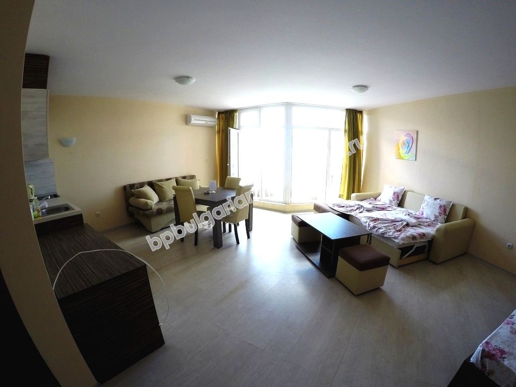 Продажа большой меблированной студии рядом с пляжем в курорте Солнечный берег