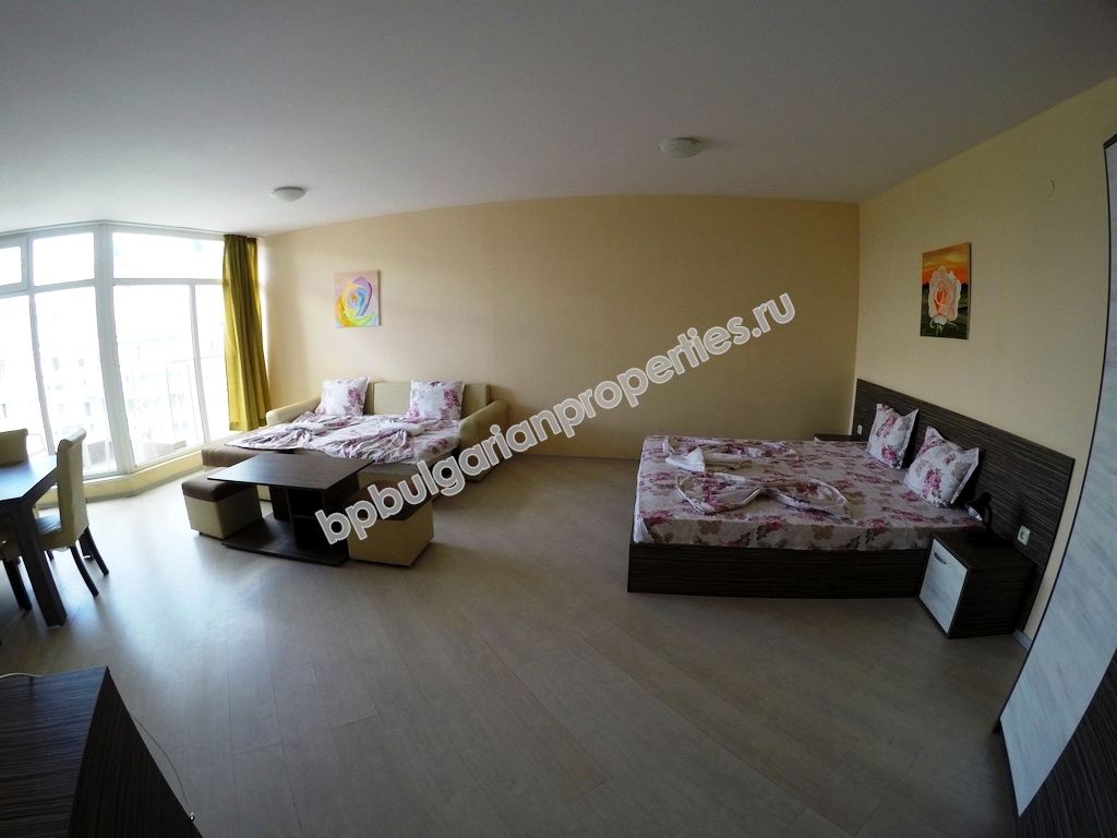 Продажа большой меблированной студии рядом с пляжем в курорте Солнечный берег