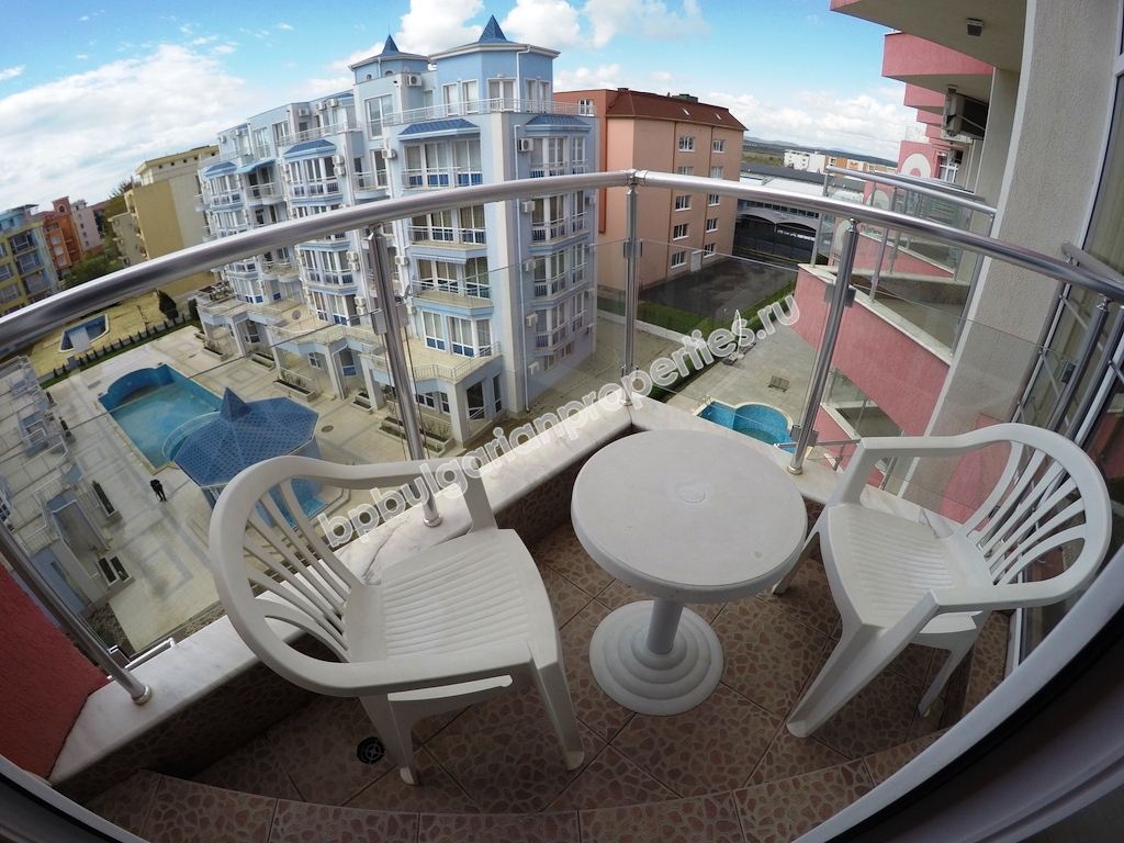 Продажа большой меблированной студии рядом с пляжем в курорте Солнечный берег