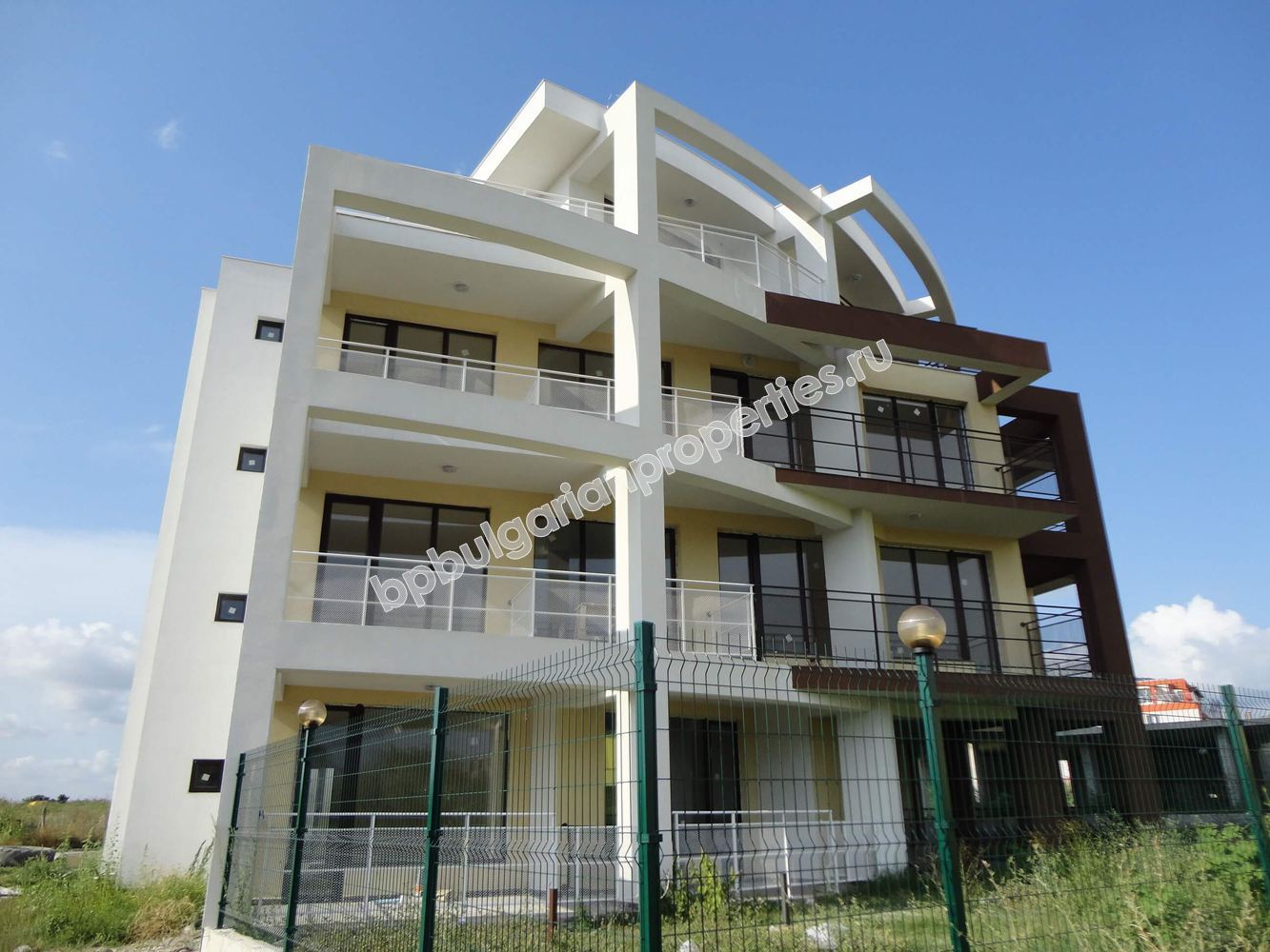 Студия на продажу без платы на обслуживание близко к морю в курорте Равда