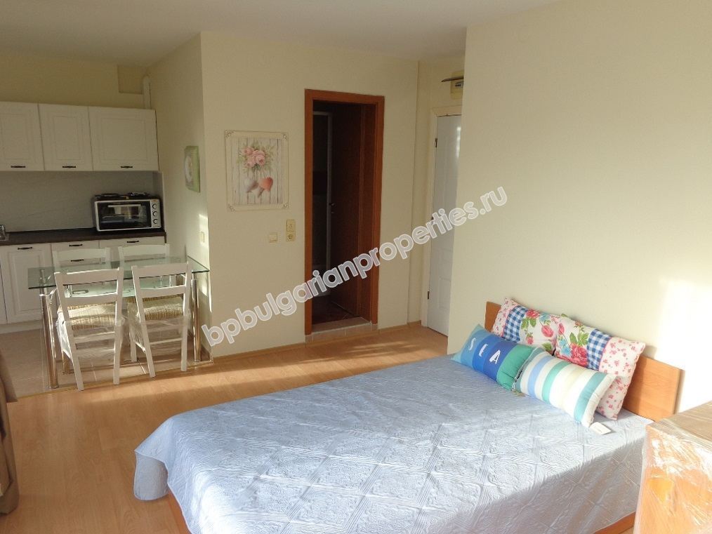 Большая меблированная студия с панорамным видом на море на продажу в курорте Святой Влас