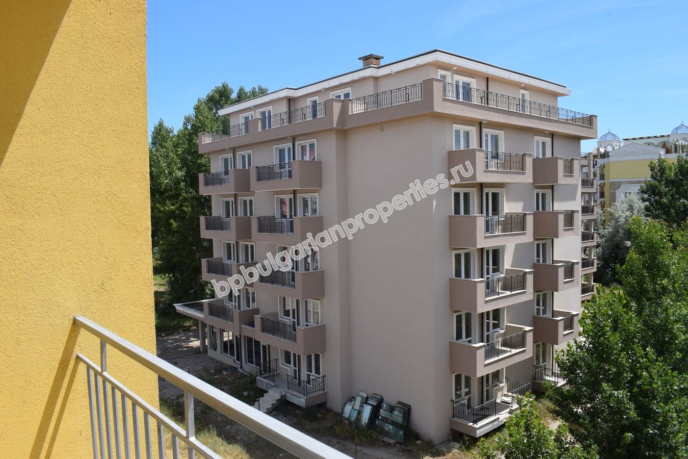 Выгодная меблированная студия на продажу в курорте Солнечный Берег