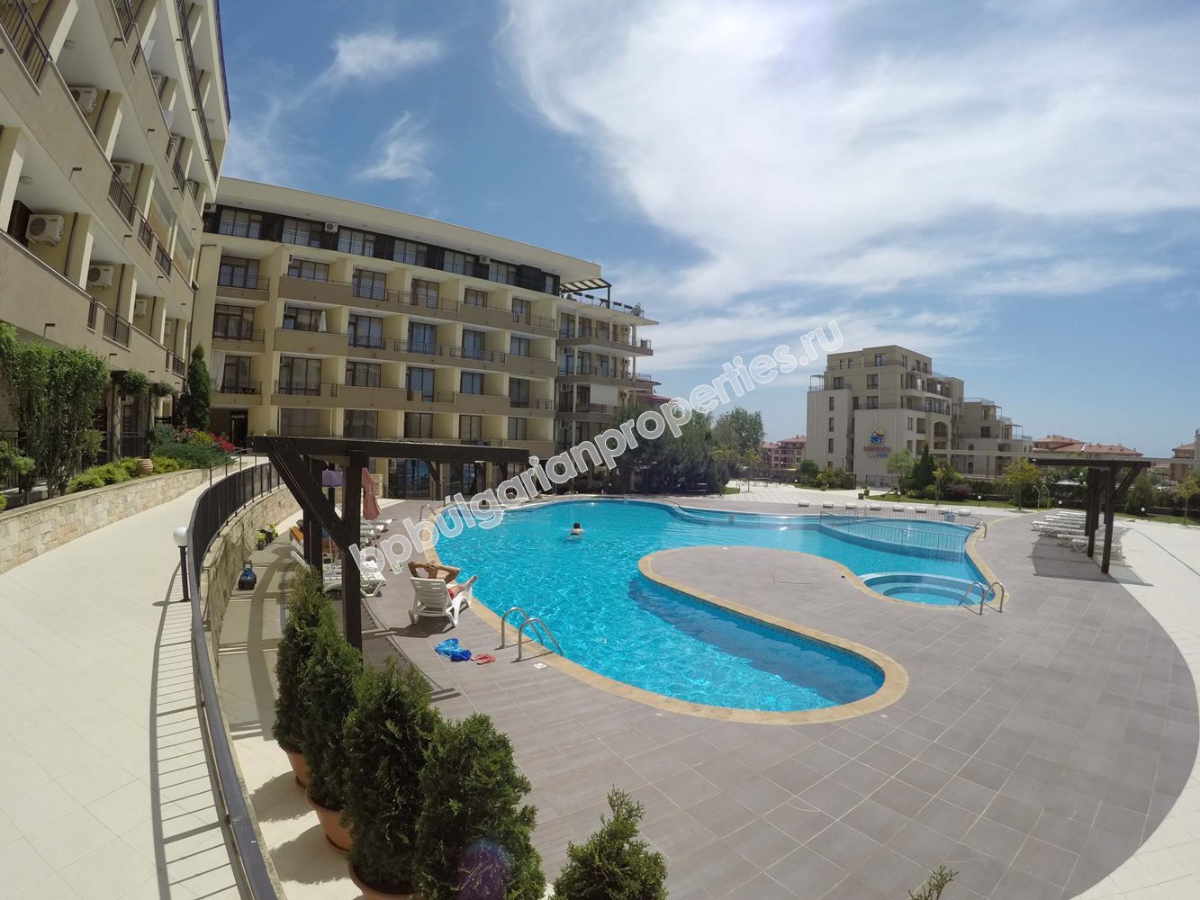 Отличная меблированная студия близко к пляжу на продажу в курорте Святой Влас