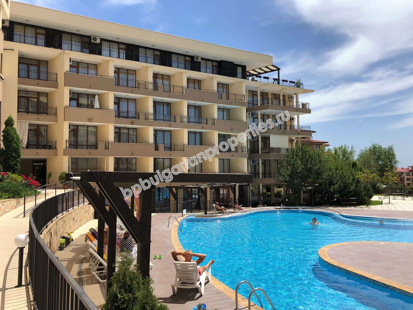 Отличная меблированная студия близко к пляжу на продажу в курорте Святой Влас