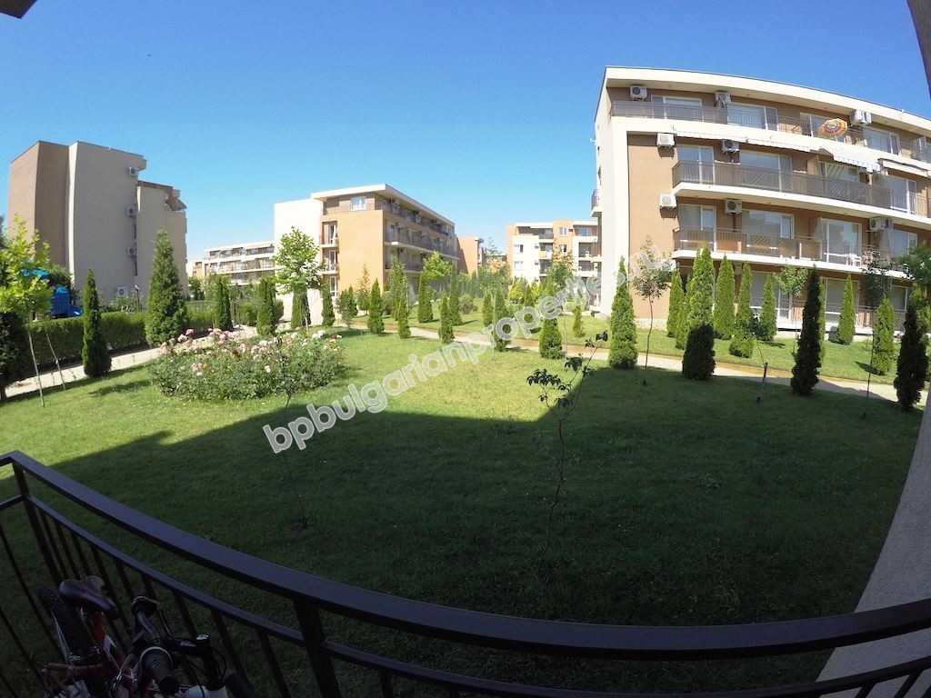 Меблированная трехкомнатная квартира близко к пляжу на продажу в курорте Солнечный Берег