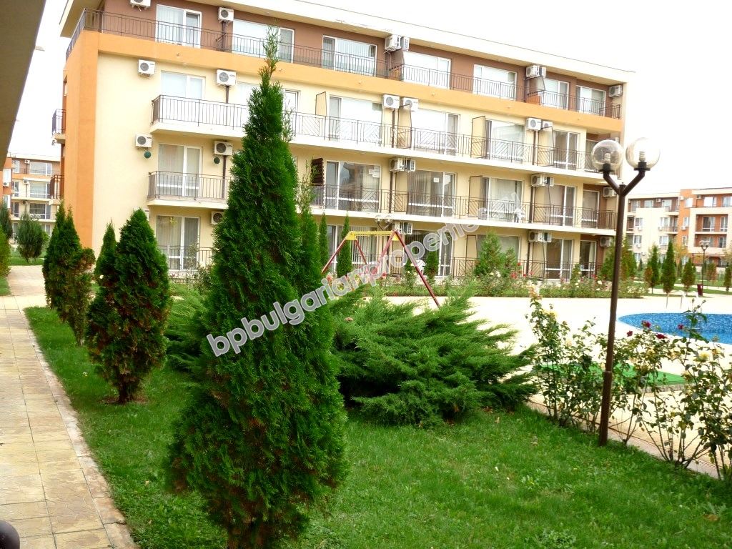 Меблированная трехкомнатная квартира близко к пляжу на продажу в курорте Солнечный Берег