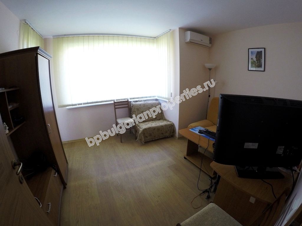 Меблированная трехкомнатная квартира близко к пляжу на продажу в курорте Солнечный Берег