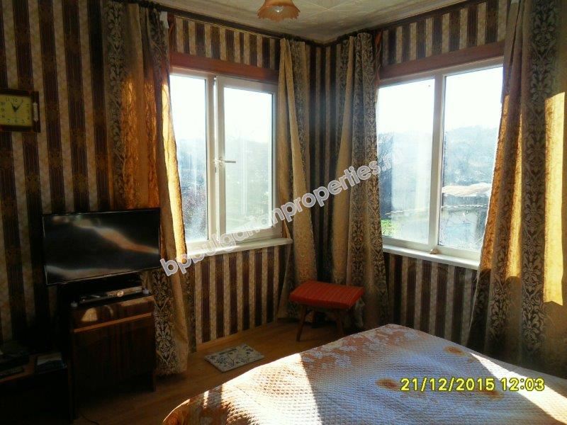 Двухэтажный дом с участком в 12 км от моря, обл. Бургас