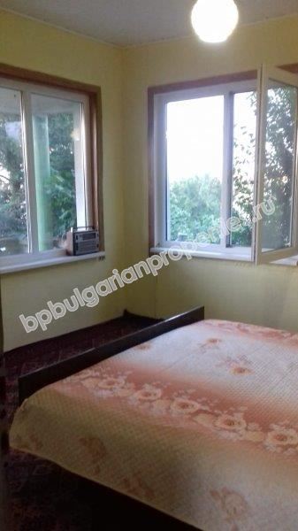 Двухэтажный дом с участком в 12 км от моря, обл. Бургас