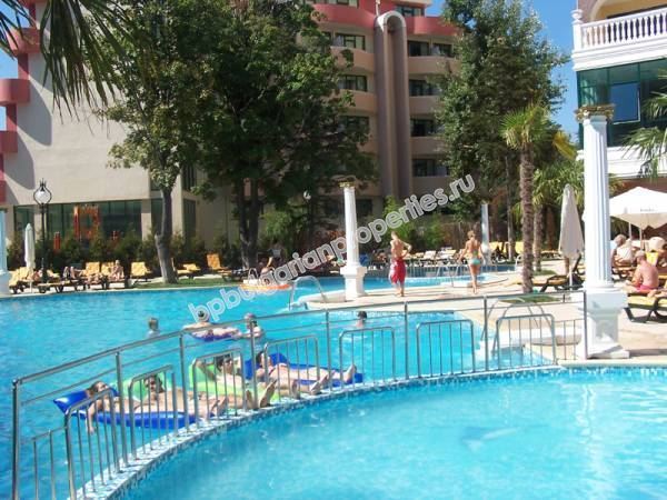 Меблированная трехкомнатная квартира на продажу до пляжа в курорте Солнечный Берег