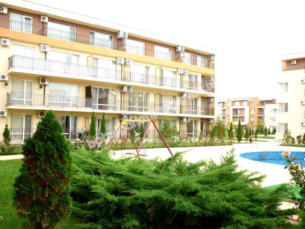 Меблированная трехкомнатная квартира близко к пляжу на продажу в курорте Солнечный Берег