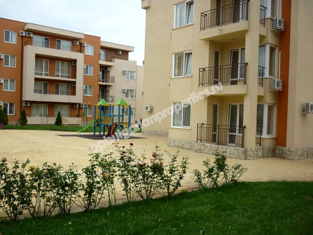 Меблированная трехкомнатная квартира близко к пляжу на продажу в курорте Солнечный Берег