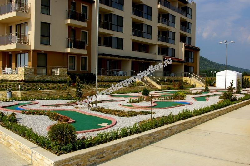 Меблированная двухкомнатная квартира на абсолютной первой линии моря в курорте Обзор