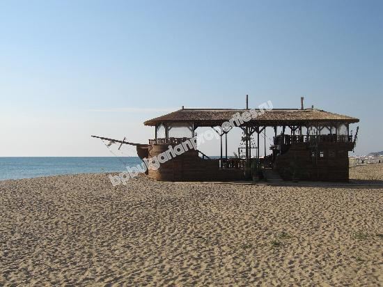 Меблированная двухкомнатная квартира на абсолютной первой линии моря в курорте Обзор