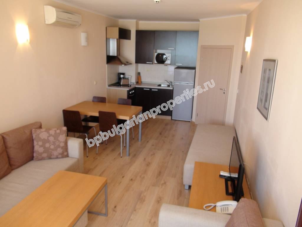 Меблированная двухкомнатная квартира на абсолютной первой линии моря в курорте Обзор