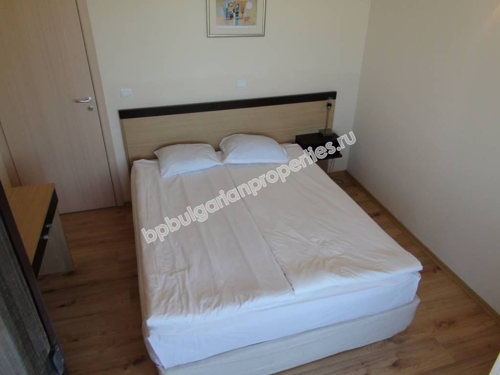 Меблированная двухкомнатная квартира на абсолютной первой линии моря в курорте Обзор