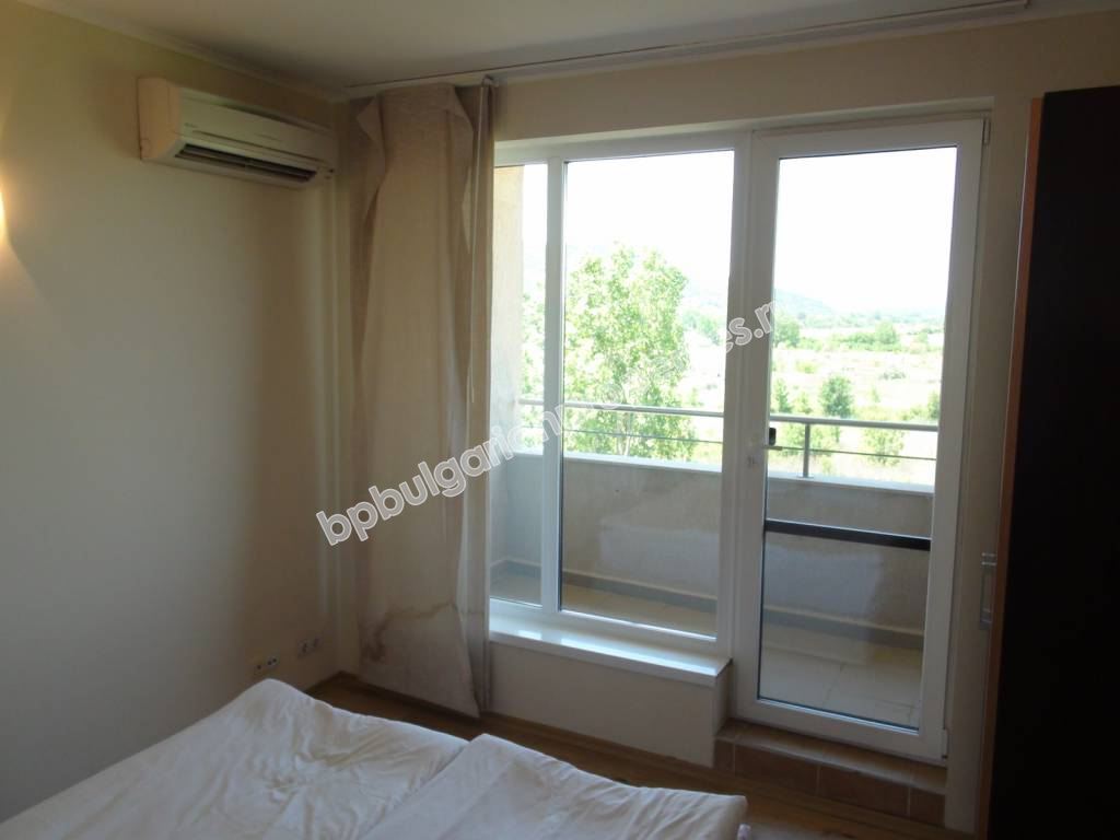 Меблированная двухкомнатная квартира на абсолютной первой линии моря в курорте Обзор