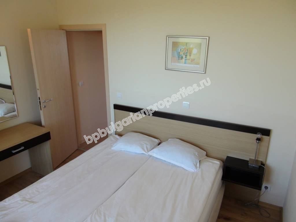 Меблированная двухкомнатная квартира на абсолютной первой линии моря в курорте Обзор