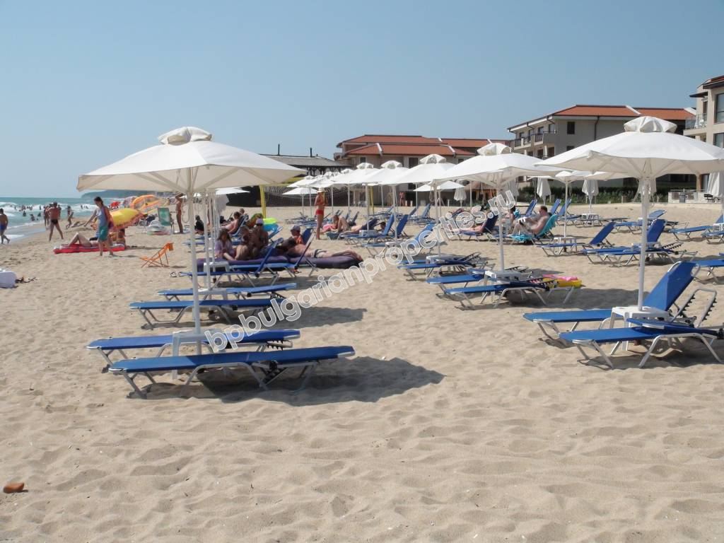 Меблированная двухкомнатная квартира на абсолютной первой линии моря в курорте Обзор