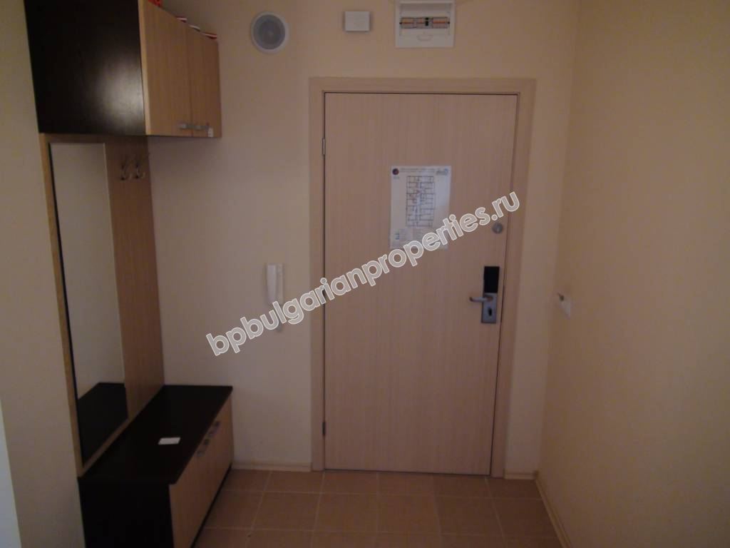 Меблированная двухкомнатная квартира на абсолютной первой линии моря в курорте Обзор