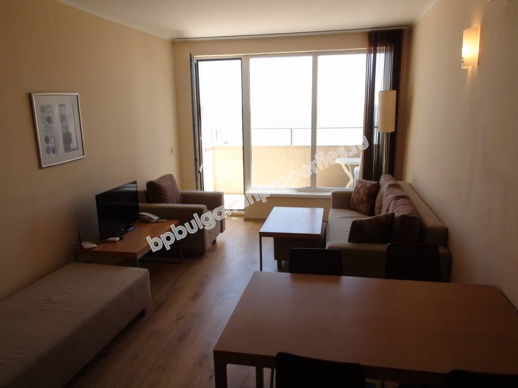 Меблированная двухкомнатная квартира на абсолютной первой линии моря в курорте Обзор