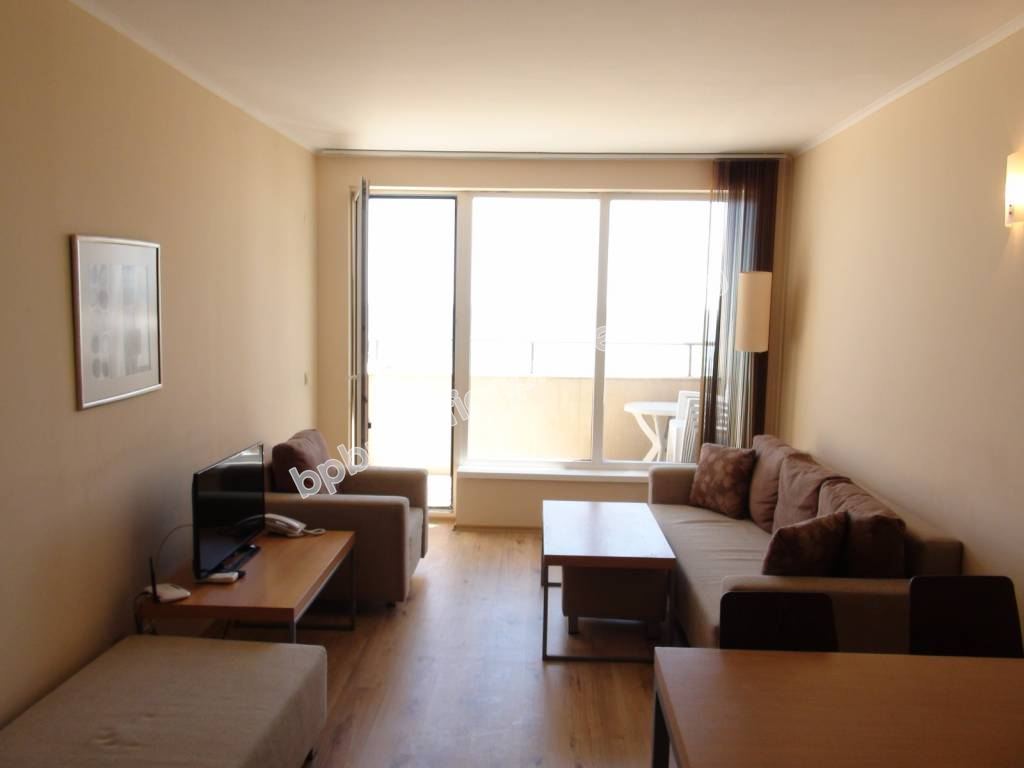 Меблированная двухкомнатная квартира на абсолютной первой линии моря в курорте Обзор